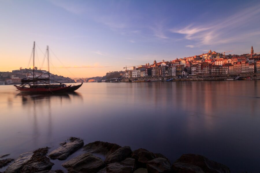 il Portogallo è pronto ad accogliere Città di Oporto sul fiume Douro Foto di Alejandro Piñero Amerio da Pixabay