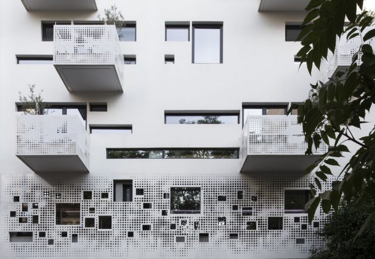 Appartamento-ad-Atene-Facciata-edificio-moderno-e-minimal