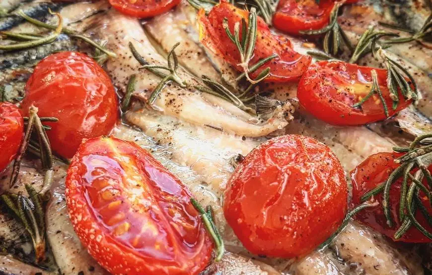 alevromilos-restaurant-milos-pesce-condito-con-pomodorini