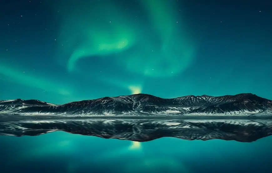 aurora-boreale-tra-i-fiordi-norvegesi