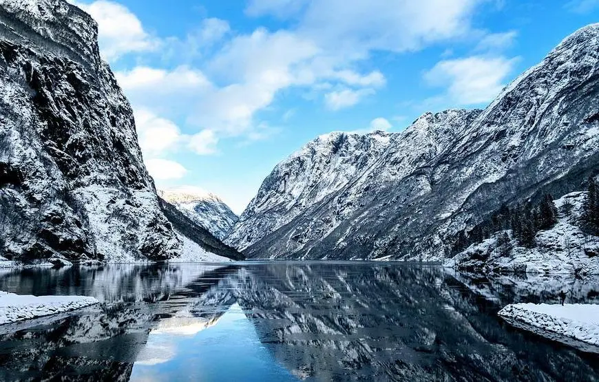 paesaggio-fiordi-norvegesi-d-inverno-montagne-con-la-neve