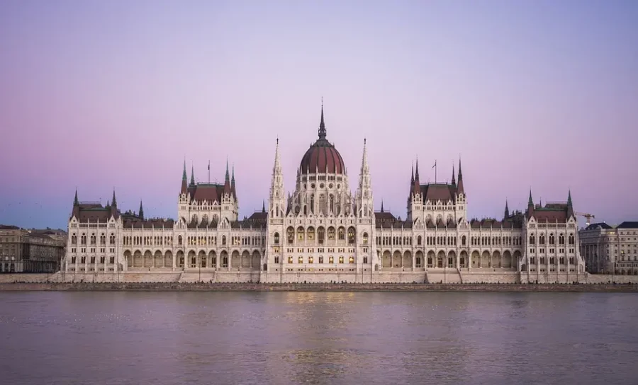 destinazioni-estive-d-europa-facciata-del-parlamento-di-budapest-al-tramonto-luce-violace