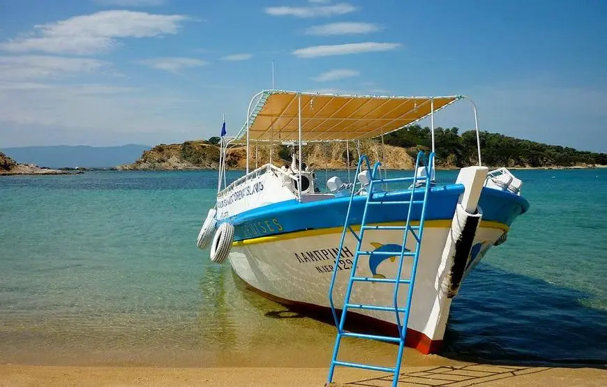 barca-ferma-sulla-spiaggia-dietro-mare-turchese