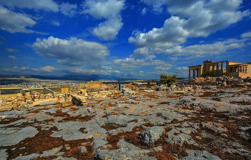 piazzale-dell-acropoli-con-sullo-sfondo-la-loggia-delle-cariatidi-e-l-eretteo-panorama-di-atene-dall-alto